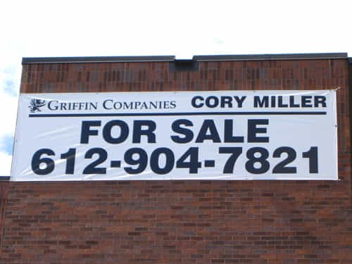 Custom vinyl banner used for large-format outdoor advertising. Durable and weather-resistant, ideal for real estate promotions and exterior singage. 